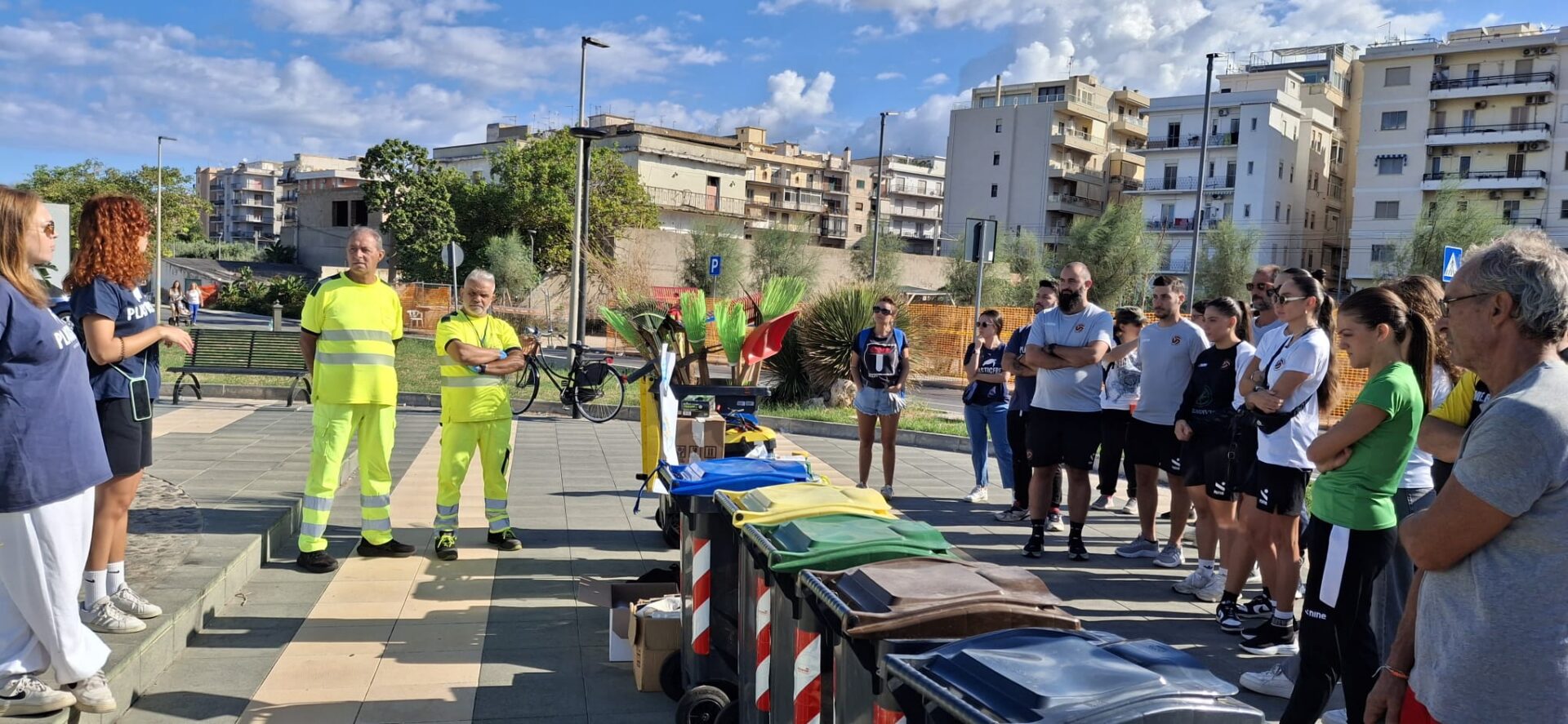 Le atlete della Puliservice Volley Reggio Calabria si “chinano” per l’ambiente: in scena per il Plastic Free al Parco Li